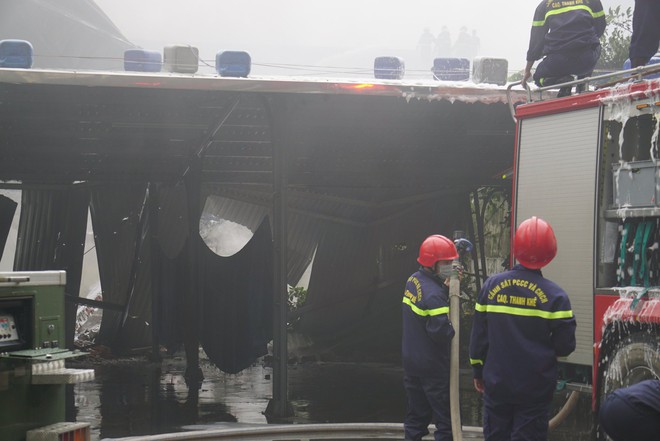 Cháy lớn tại khu công nghiệp, hơn 100 cảnh sát nỗ lực dập lửa - Ảnh 5.