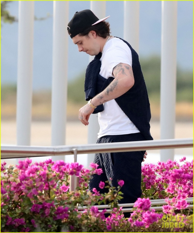 Selena Gomez vui vẻ đến Mexico c&ugrave;ng vợ chồng Brooklyn Beckham trước thềm năm mới - Ảnh 4.