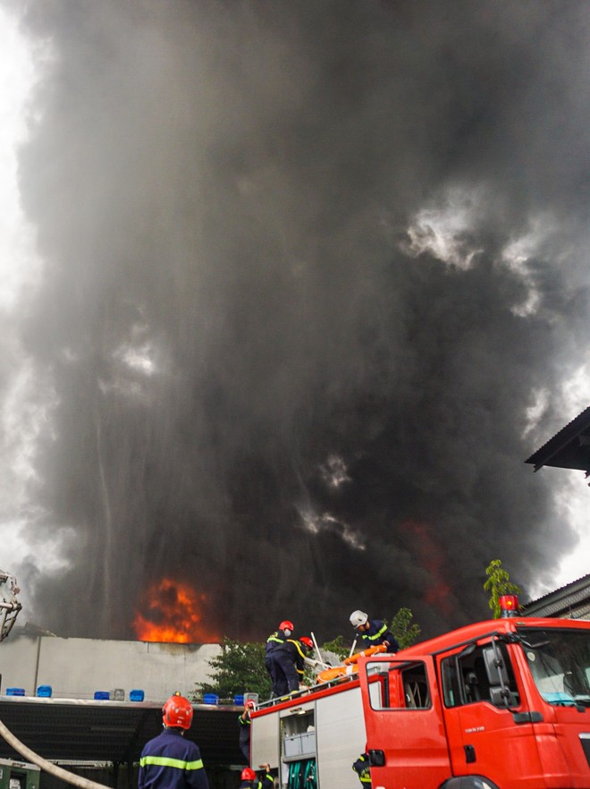 Cháy lớn tại khu công nghiệp, hơn 100 cảnh sát nỗ lực dập lửa - Ảnh 4.