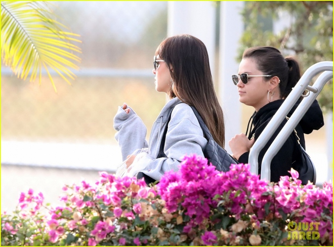Selena Gomez vui vẻ đến Mexico c&ugrave;ng vợ chồng Brooklyn Beckham trước thềm năm mới - Ảnh 3.