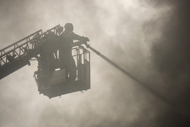 Cháy lớn tại khu công nghiệp, hơn 100 cảnh sát nỗ lực dập lửa - Ảnh 3.