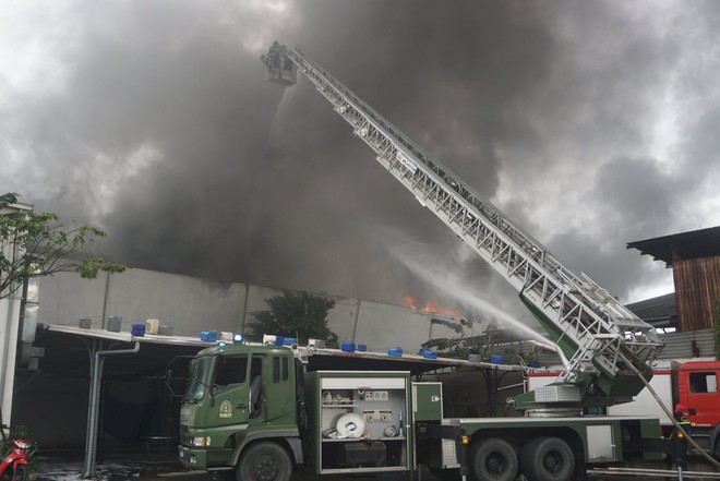 Cháy lớn tại khu công nghiệp, hơn 100 cảnh sát nỗ lực dập lửa - Ảnh 2.