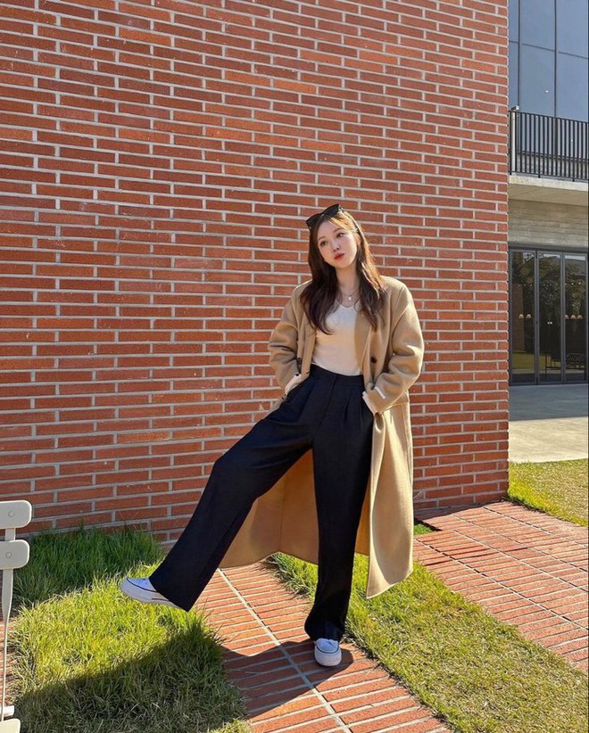 10 bộ đồ cực xinh cho chị em H&agrave; Nội - S&agrave;i G&ograve;n đi chơi Tết Dương lịch - Ảnh 3.