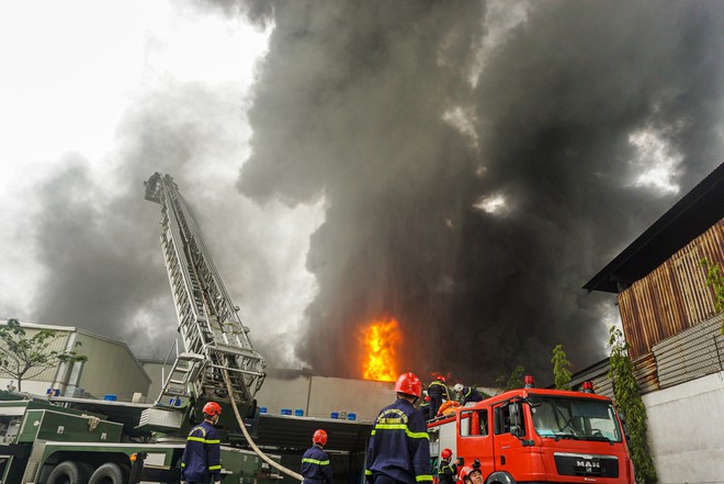 Cháy lớn tại khu công nghiệp, hơn 100 cảnh sát nỗ lực dập lửa - Ảnh 1.