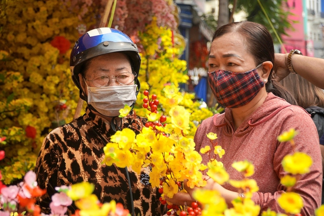 Ng&agrave;y cuối năm 2022, người d&acirc;n TP.HCM tấp nập đi mua đồ trang tr&iacute; Tết - Ảnh 7.