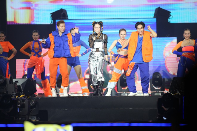 &ldquo;Chị đại&rdquo; CL &ldquo;ch&aacute;y hừng hực&rdquo; với h&agrave;ng trăm ngh&igrave;n kh&aacute;n giả của Tiger Remix, I Am The Best l&agrave;m rộn vang thời khắc giao thừa! - Ảnh 12.