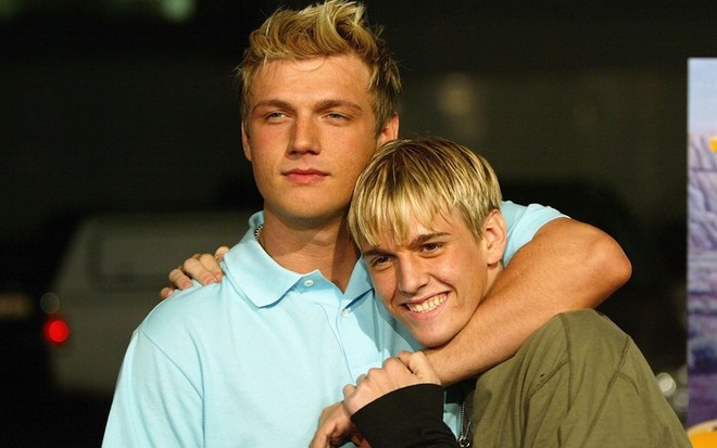 Nick Carter òa khóc trên sân khấu vì nhớ em trai Aaron Carter - Ảnh 1.