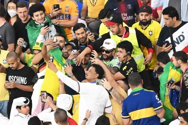 Nhân viên chạy bàn được trả tiền để đóng giả Neymar gây sốt tại World Cup 2022 - Ảnh 1.