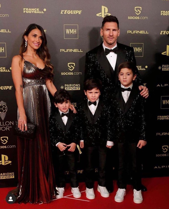 Vóc dáng săn chắc của vợ Messi luôn là chủ đề trong các bài viết thời trang và đời sống. Với sinh hoạt và chế độ ăn uống khoa học, Antonella Roccuzzo đã giữ được sự tinh tấn và khỏe mạnh đến ngạc nhiên. Các bạn đừng quên xem và tìm hiểu bí quyết giữ dáng của vợ Messi nhé!