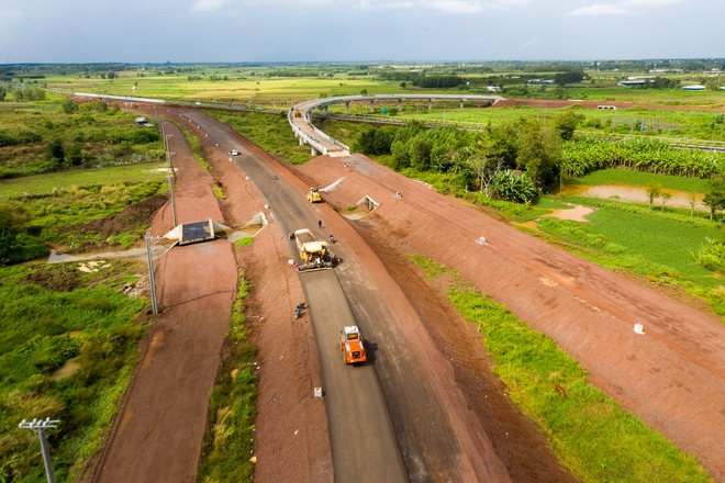 Toàn cảnh cao tốc Dầu Giây - Phan Thiết đang gấp rút thi công để thông xe - Ảnh 12.