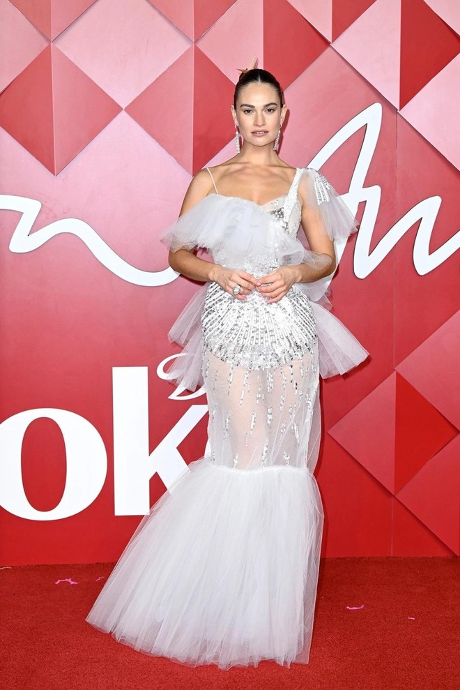Trang phục của Rita Ora bị chê thô tục - Ảnh 5.