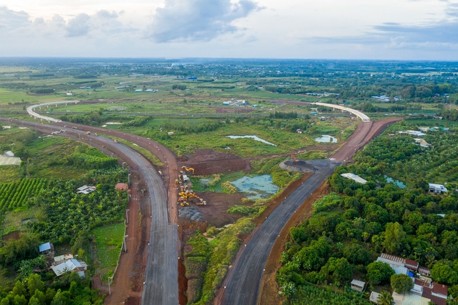 Toàn cảnh cao tốc Dầu Giây - Phan Thiết đang gấp rút thi công để thông xe - Ảnh 11.