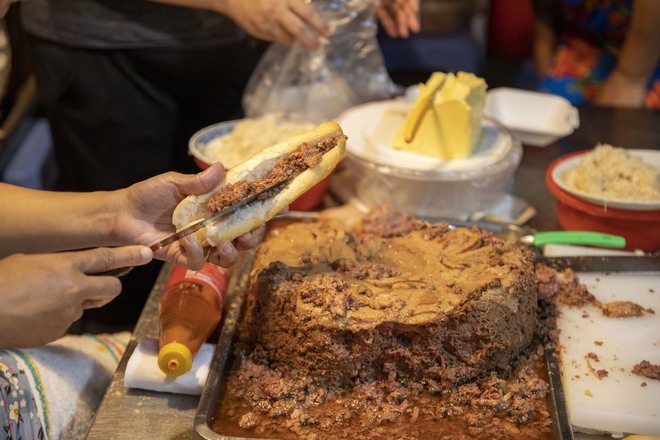 Hàng bánh mì pate “sinh ra” từ ngã tư cột đèn, là “nguồn cảm hứng” cho công ty đồ đóng hộp vì công thức bí mật vẫn chưa từng tiết lộ - Ảnh 5.