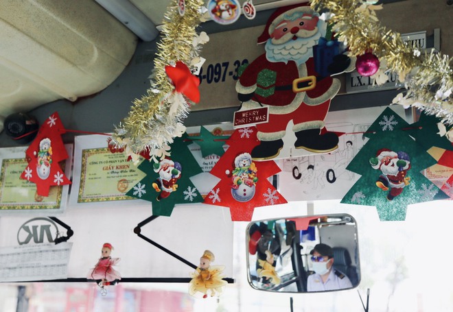 Một chuyến xe buýt ngập tràn Giáng sinh ở TP.HCM: Bác tài tự bỏ tiền trang trí, đặt quà tặng hành khách - Ảnh 3.