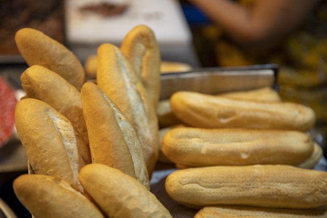 Hàng bánh mì pate “sinh ra” từ ngã tư cột đèn, là “nguồn cảm hứng” cho công ty đồ đóng hộp vì công thức bí mật vẫn chưa từng tiết lộ - Ảnh 3.