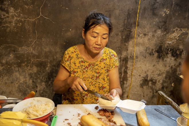 Hàng bánh mì pate “sinh ra” từ ngã tư cột đèn, là “nguồn cảm hứng” cho công ty đồ đóng hộp vì công thức bí mật vẫn chưa từng tiết lộ - Ảnh 13.