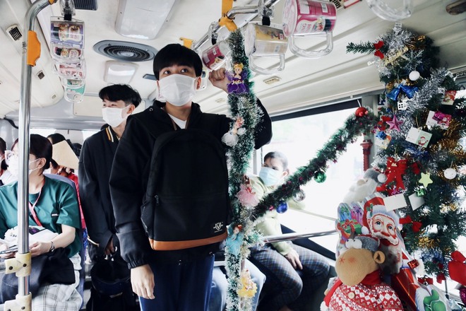 Một chuyến xe buýt ngập tràn Giáng sinh ở TP.HCM: Bác tài tự bỏ tiền trang trí, đặt quà tặng hành khách - Ảnh 5.