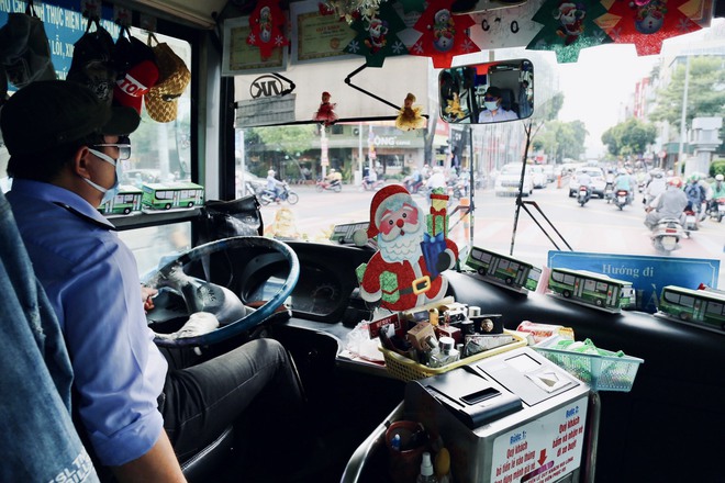 Một chuyến xe buýt ngập tràn Giáng sinh ở TP.HCM: Bác tài tự bỏ tiền trang trí, đặt quà tặng hành khách - Ảnh 5.