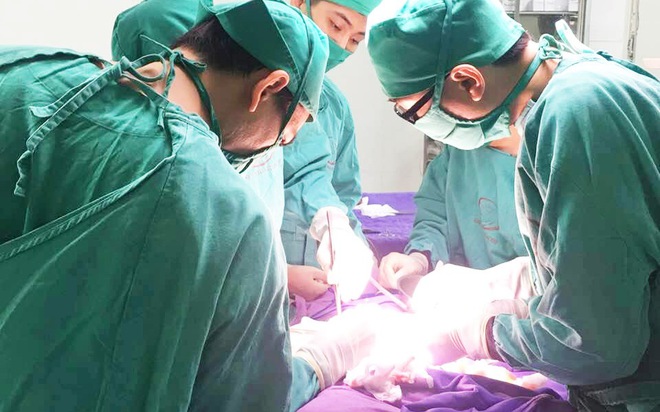 Phẫu thuật cấp cứu thành công bé gái 1 ngày tuổi bị tắc ruột bẩm sinh - Ảnh 1.
