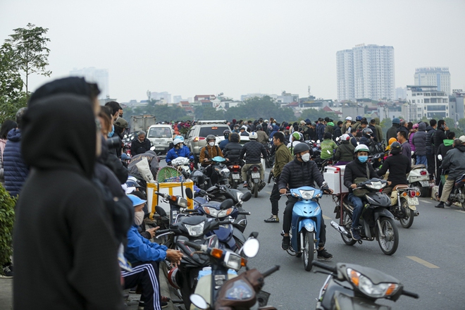 Hàng nghìn người dân hào hứng ngắm máy bay tiêm kích biểu diễn trên bầu trời Thủ đô - Ảnh 1.