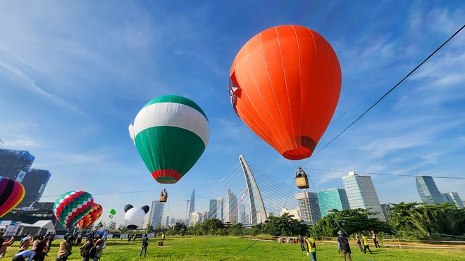 Clip, ảnh: Người dân TP.HCM hào hứng khi được ngắm toàn cảnh thành phố bằng khinh khí cầu - Ảnh 3.