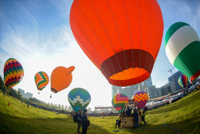 Clip, ảnh: Người dân TP.HCM hào hứng khi được ngắm toàn cảnh thành phố bằng khinh khí cầu - Ảnh 7.