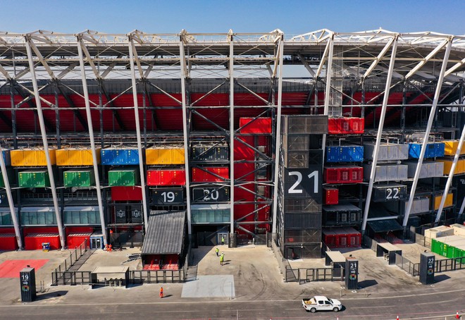 Được gh&eacute;p từ 974 container, SVĐ lạ nhất World Cup 2022 sắp bị th&aacute;o dỡ để mang sang nước kh&aacute;c - Ảnh 1.