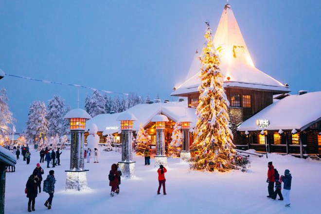 Ngôi làng ông già Noel: Chào mừng đến với Ngôi làng ông già Noel, nơi vô số niềm vui chờ đón bạn! Xem hình ảnh này để khám phá một thế giới đóng vai trò như bất cứ thủ lĩnh nào, với đám đông thợ giàn giáo, cây thông lớn và gia đình ông già Noel đáng yêu nhất.