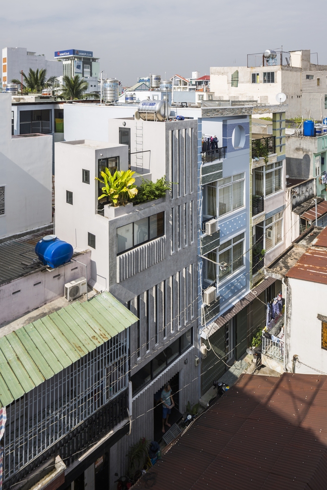 Gia đình 3 người sống trong nhà 18m2 ở Phú Nhuận, Sài Gòn: không bí bách mà thông thoáng đến ngạc nhiên nhờ vào 1 giải pháp cực thông minh - Ảnh 2.