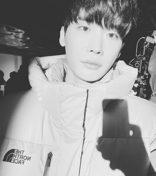 Lee Jong Suk khoe ảnh đi t&ugrave; ở hậu trường phim mới, visual b&ugrave;ng nổ nhưng lại bị fan tố x&agrave;i filter qu&aacute; đ&agrave; - Ảnh 2.