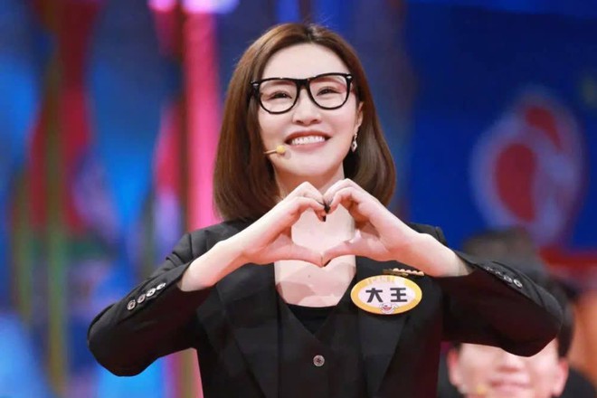 Showbiz tiếp tục nổ tin vui: Nữ MC đ&igrave;nh đ&aacute;m tuy&ecirc;n bố kết h&ocirc;n mỹ nam k&eacute;m 3 tuổi, đ&agrave;ng g&aacute;i c&ograve;n cầu h&ocirc;n bạn trai ngọt ng&agrave;o - Ảnh 5.