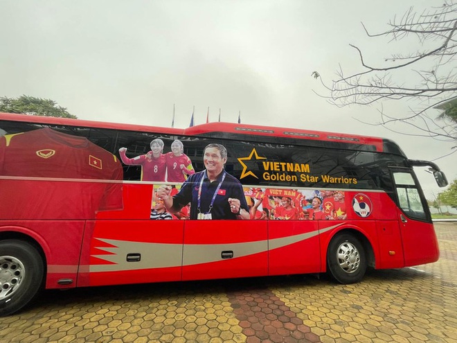 Đội tuyển nữ Việt Nam về nước sau khi giành tấm vé lịch sử đến World Cup - Ảnh 11. Đội tuyển nữ Việt Nam về nước sau khi giành tấm vé lịch sử đến World Cup - Ảnh 11.