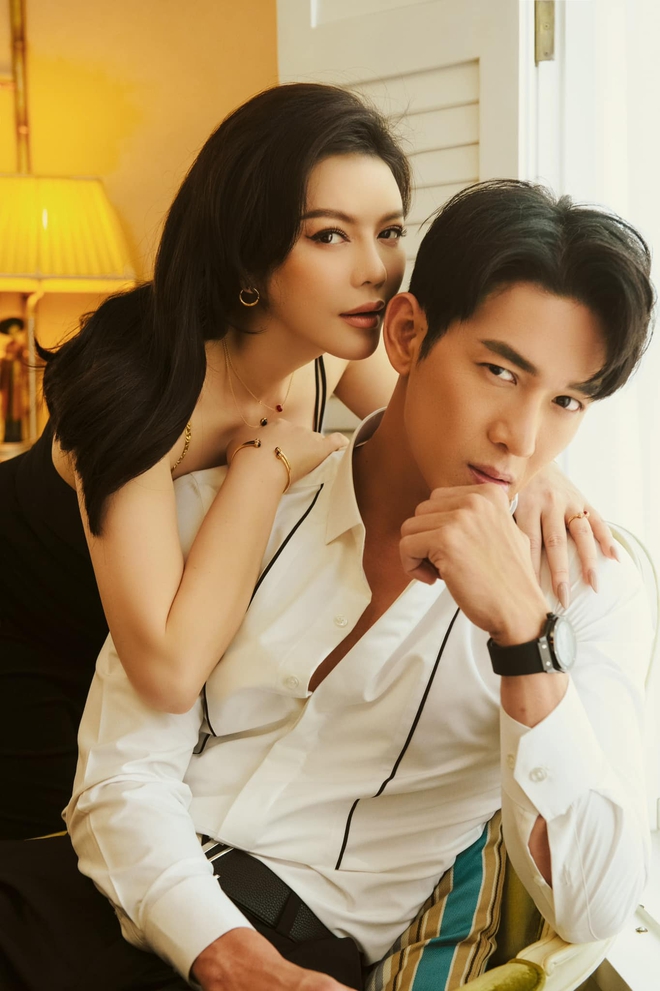 Mỹ nam 9x cởi trần lộ cơ bắp hừng hực t&igrave;nh bể b&igrave;nh b&ecirc;n L&yacute; Nh&atilde; Kỳ, b&agrave;n tay hư của đ&agrave;ng trai chiếm spotlight! - Ảnh 6.