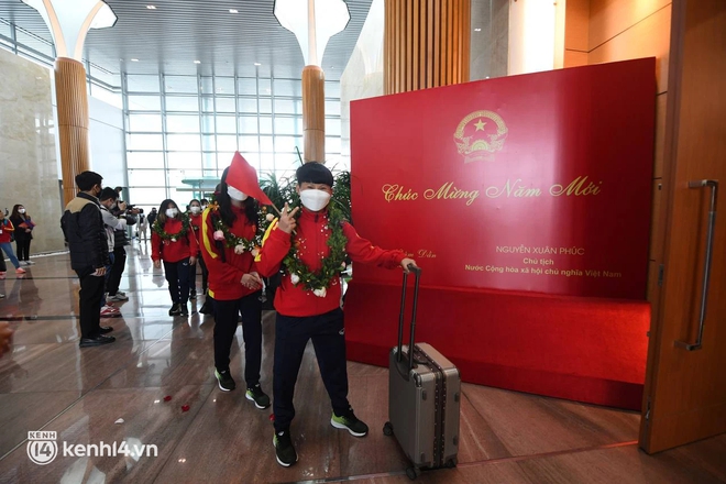 Đội tuyển nữ Việt Nam về nước sau khi giành tấm vé lịch sử đến World Cup - Ảnh 4. Đội tuyển nữ Việt Nam về nước sau khi giành tấm vé lịch sử đến World Cup - Ảnh 4.
