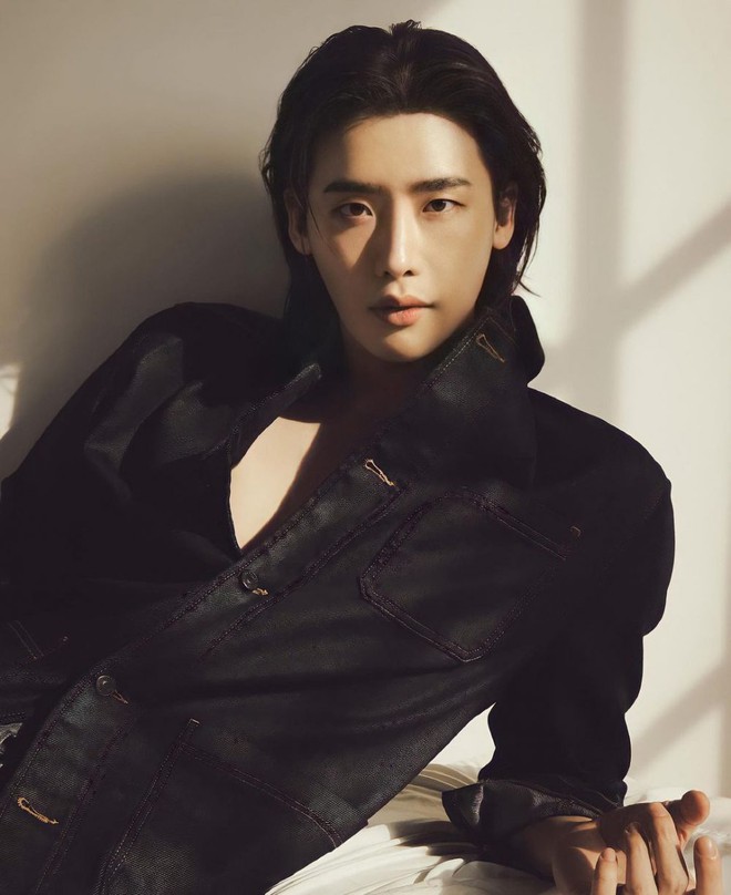 Lee Jong Suk khoe ảnh đi t&ugrave; ở hậu trường phim mới, visual b&ugrave;ng nổ nhưng lại bị fan tố x&agrave;i filter qu&aacute; đ&agrave; - Ảnh 4.