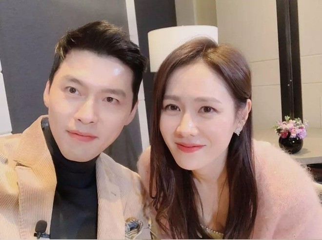 Trên phim ngọt ngào đã vậy, ngoài đời Hyun Bin và Son Ye Jin còn quấn quýt tình tứ gấp bội lần! - Ảnh 1.