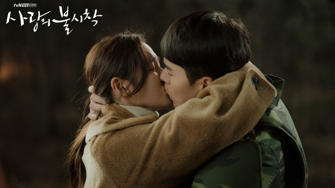 Ở đ&acirc;y c&oacute; qu&aacute; nhiều nụ h&ocirc;n ngọt ng&agrave;o của Son Ye Jin - Hyun Bin, chỉ c&ograve;n chờ nụ h&ocirc;n lễ đường nữa l&agrave; đủ! - Ảnh 4.