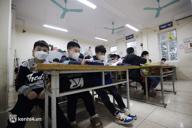 Ảnh: Học sinh lớp 1-6 ở ngoại th&agrave;nh H&agrave; Nội lần đầu ti&ecirc;n được đến trường sau hơn 9 th&aacute;ng, h&aacute;o hức kh&ocirc;ng ngủ nổi! - Ảnh 8.