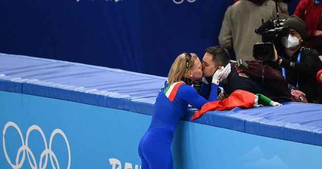 Nữ VĐV lao tới hôn môi ông thầy sau khi giành được HCV tại Olympic, fan thông cảm khi biết được nguyên nhân đằng sau - Ảnh 1.