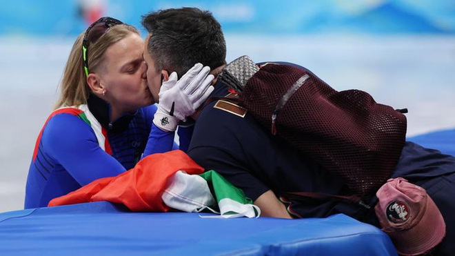 Nữ VĐV lao tới hôn môi ông thầy sau khi giành được HCV tại Olympic, fan thông cảm khi biết được nguyên nhân đằng sau - Ảnh 2.