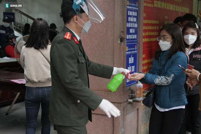 Được mở các chuyến bay ra nước ngoài, người dân xếp hàng dài chờ làm hộ chiếu đầu năm - Ảnh 11.