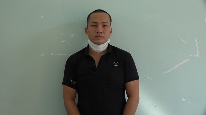 Tưới xăng đốt nh&agrave; c&ocirc;ng an vi&ecirc;n v&igrave; bị dẹp trường g&agrave; - Ảnh 1.