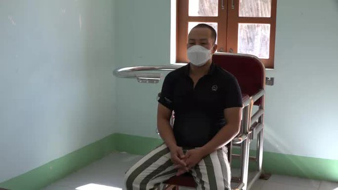 Tưới xăng đốt nh&agrave; c&ocirc;ng an vi&ecirc;n v&igrave; bị dẹp trường g&agrave; - Ảnh 2.