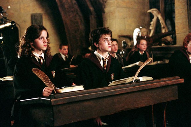 6 chi tiết ở Harry Potter vô lý đến khó đỡ, tác giả cũng làm ngơ: Hermione không thể tẩy não bố mẹ, gia đình Harry vốn có thể được cứu! - Ảnh 1.