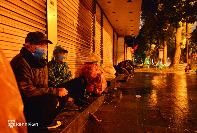 Lời tâm sự xót xa của những người vô gia cư ở Hà Nội giữa cái rét thấu xương 11 độ: "Chẳng có chăn, gối nên mặc tạm áo mưa tránh rét" - Ảnh 10.