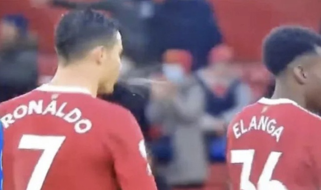 Ronaldo làm điều mất vệ sinh với đàn em sau trận hòa thất vọng của MU trước Southampton - Ảnh 1.