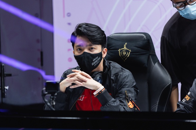 Trai đẹp Team Flash bị cộng đồng chỉ tr&iacute;ch dữ dội, nhưng với g&oacute;c nghi&ecirc;ng thần th&aacute;nh, fan girl chốt hạ đẹp trai l&agrave; được tha thứ - Ảnh 2.