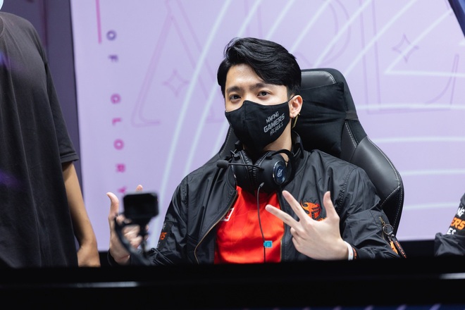 Trai đẹp Team Flash bị cộng đồng chỉ tr&iacute;ch dữ dội, nhưng với g&oacute;c nghi&ecirc;ng thần th&aacute;nh, fan girl chốt hạ đẹp trai l&agrave; được tha thứ - Ảnh 5.