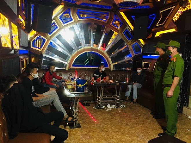 Hơn 40 thanh niên nam nữ mở tiệc “thác loạn trong quán karaoke - Ảnh 1.