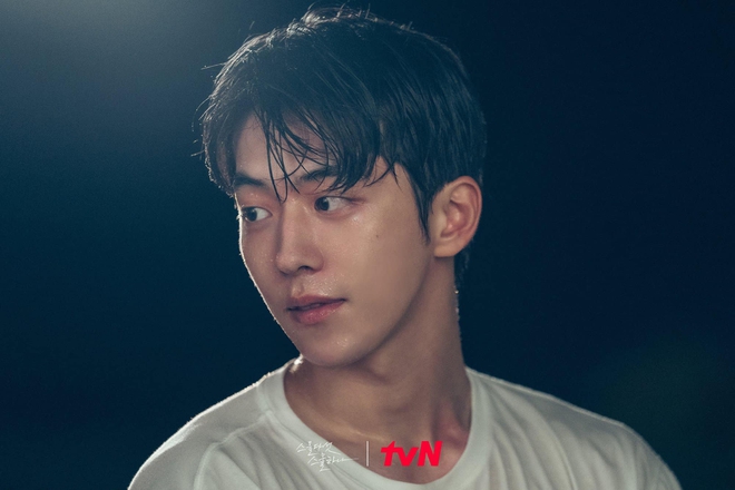 Park Min Young vừa h&ocirc;n ch&aacute;y m&agrave;n h&igrave;nh, rating phim liền tăng mạnh nhưng vẫn thua m&agrave;n chạm n&oacute;c của Nam Joo Hyuk - Ảnh 4.